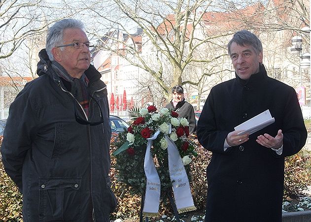 Alt-OB Peter Röhlinger (l.) und OB Albrecht Schröter gedachten mit Vertretern des Stadtrates und Bürgern der Opfer der alliierten Bombenangriffe auf Jena.