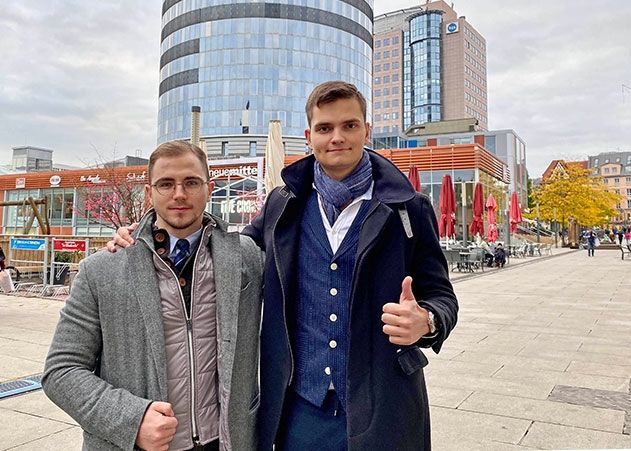 Valerii Shkuropat (r.) und Viktor Tschernenko von der Friedrich-Schiller-Universität Jena gewinnen das Finale der Deutschen Debattiermeisterschaft 2020 in der Kategorie „Deutsch als Fremdsprache“.