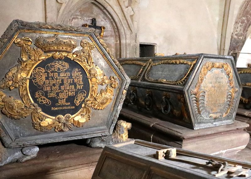 Die Prunksärge in der restaurierten Fürstengruft in der Stadtkirche St. Michael.