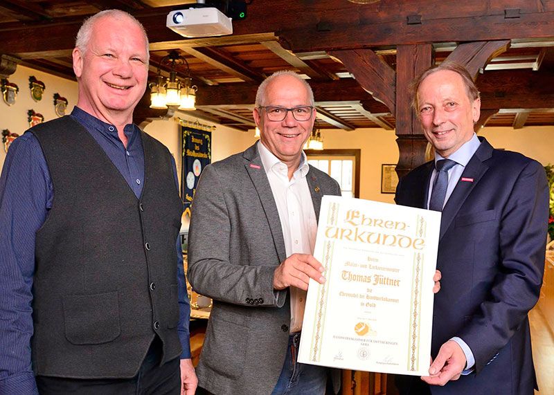 v.l.n.r.: Uwe Lübbert (Geschäftsführer Kreishandwerkerschaft Jena), Malermeister Thomas Jüttner und Wolfgang Jacob (Präsident der Handwerkskammer für Ostthüringen)