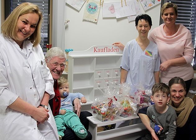 Einer der ersten Patienten, denen Volker Blumentritt (mit dem kleinen Ben) und Anita Lüneberg (r.) Geschenke überreichten, war der 5-jährige Conrad aus Apolda, der zurzeit mit Mama Nancy auf der Station der Kinderchirurgie ist. Besondere Freude auch bei Frau Prof. Felicitas Eckoldt (l.) und Stationserzieherin Christine Schmiechen.