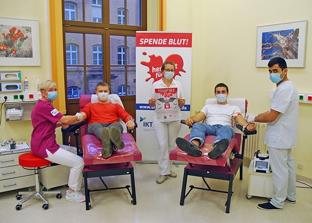 Die Jenaer Pharmaziestudenten und regelmäßigen Blutspender Maximilian Wittig und Karl Walther (v.l.) eröffnen den Vampire Cup an der Blutspende des UKJ.