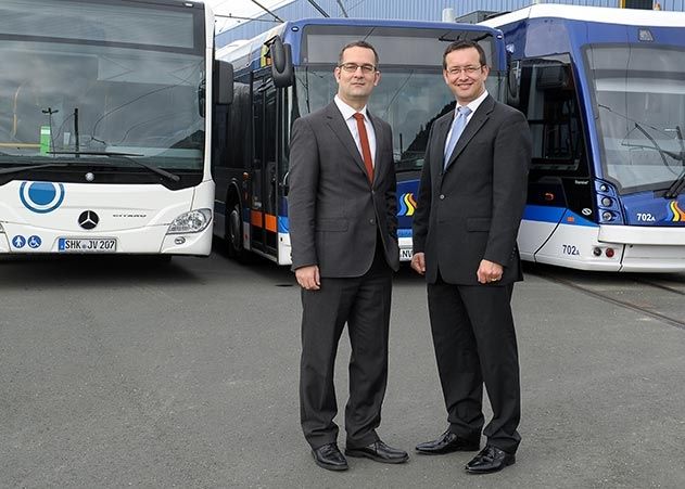 Fahrplanwechsel: Andreas Möller (links) und Steffen Gundermann, Geschäftsführer der Jenaer Nahverkehr GmbH stellten am Montag das erweiterte Netzangebot vor.
