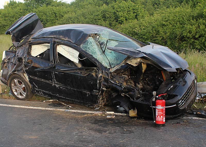 Drei Personen und ein Kleinkind mussten nach dem Unfall verletzt ins Klinikum gebracht werden.