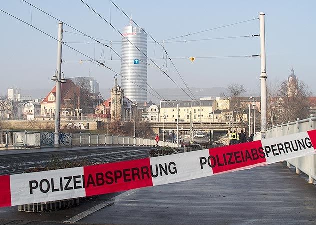 Suchaktion in Jena: Polizeitaucher suchten am Donnerstag die Saale im Bereich der Jenaer Paradiesbrücken ab. Neben Schlagringe, Butterflymesser, Rucksäcke, Fahrräder, war auch eine Stielhandgranate aus dem 2. Weltkrieg dabei.