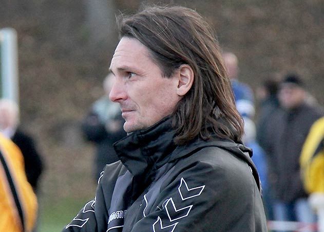 Das „Urgestein“ des FC Thüringen Jena tritt ab: Unglaubliche 21 Jahre trainierte Thomas „Wirthi“ Wirth die 1. Mannschaft. Zur neuen Saison  wechselt er zum FC Thüringen Weida.