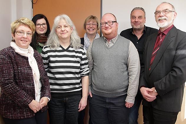 Wollen neue Wege gehen: v.l.n.r. Antje Weise, Christiane Hofmann, Gudrun Möchel (alle Fachdienst Gesundheit), Dr. Beate Preiß (SiT), Simon Lohwasser und Matthias Pradel (HzSH) sowie Sozialdezernent Frank Schenker.