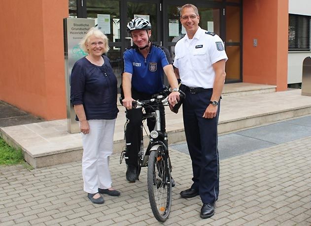 Polizei-Inspektionschef Rico Schimmel (re.) und Ortsteilbürgermeisterin Rosa Maria Haschke sind sehr erfreut, dass mit Jan Alberts die Kobb-Stelle in Jena-Ost wieder besetzt werden konnte.