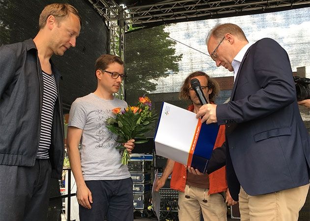Stadtentwicklungsdezernent Denis Peisker (links) und Stadtwerke-Chef Thomas Dirkes (rechts) übergaben den mit 1.500 Euro dotierten Brief an Sebastian Möz (2. v. links) und Michael Franz.