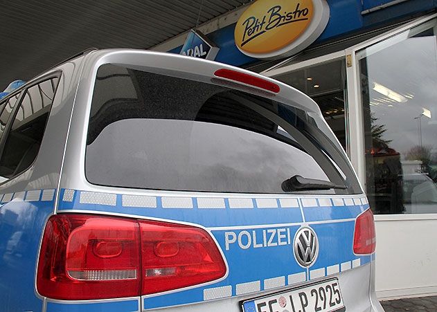 Ein Kunde der Tankstelle in Jena-Lobeda ist am Sonntagmorgen von einem Unbekannten mit dem Messer brutal angegriffen worden.