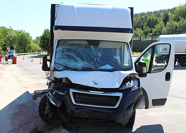 Bei dem Unfall auf dem Parkplatz Kuhberg bei Eisenberg wurde ein Peugeot-Transporter schwer beschädigt.
