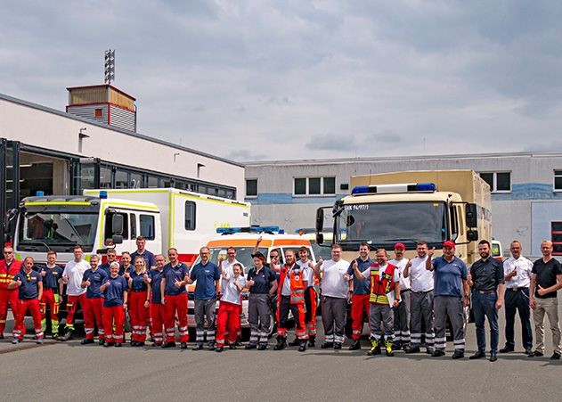 Die Einsatzkräfte vor Ihrer Abfahrt. Im Bild 3.v.r.: Dezernent Benjamin Koppe, 2.v.r.: Jenas Feuerwehrchef Peter Schörnig, 1.v.r.: Sebastian Förster, Leiter Brand- und Katastrophenschutz SHK.