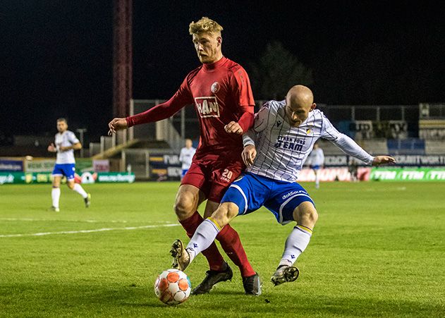 Im Zweikampf Jenas Torschütze Maximilian Krauß (r.) gegen den Berliner Filip Lisnic.