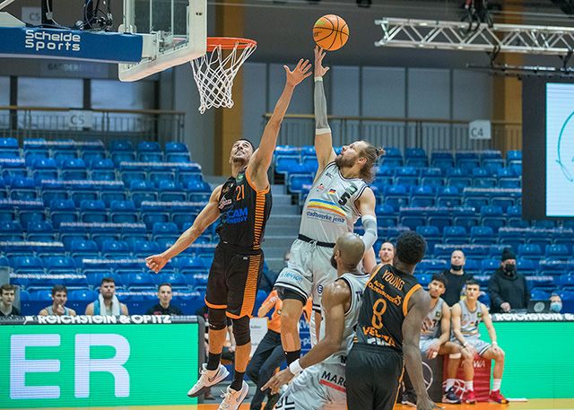 Im Kampf um den Ball: Jenas Nico Brauner (r.) und Joel Aminu von Vechta.