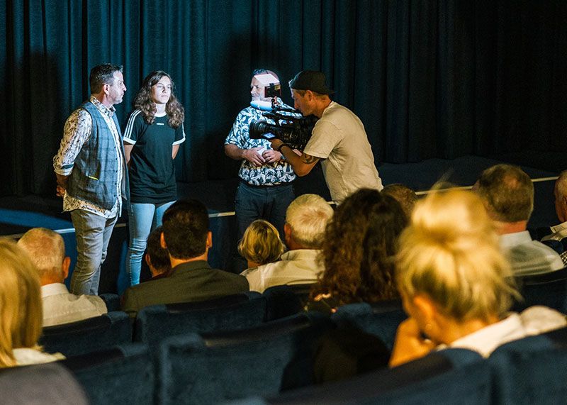 v.l.n.r.: Filmemacher Florian Weichert, FCC-Stürmerin Hannah Mesch, Dr. Michael Zahn (Sportgymnasium Jena).