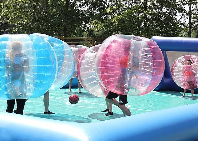 Abwechslung vom Berufsalltag: Azubis gegen Ausbilder beim Bubble Soccer.