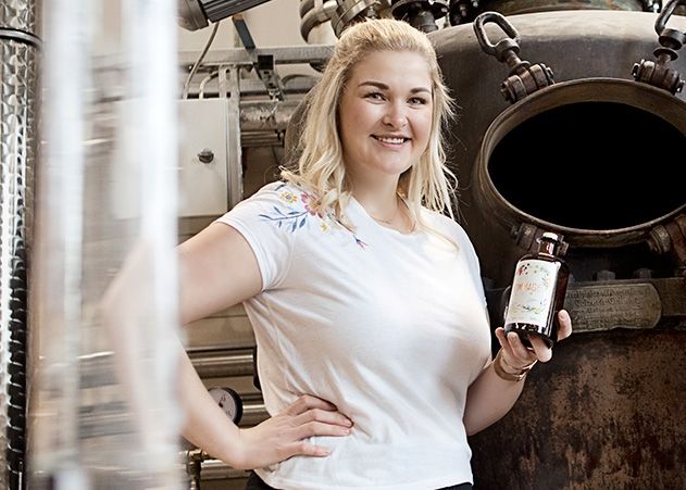 Lisa Wohlgezogen präsentiert in der Whisky Manufaktur von Daniel Rost eine ihrer ersten Flaschen.