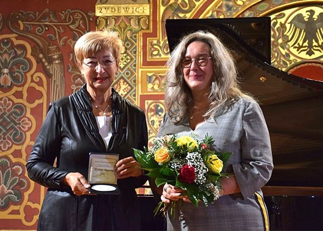 Thüringens Sozialministerin Heike Werner (r.) ehrt Elisabeth Wackernagel mit der „Thüringer Rose“.