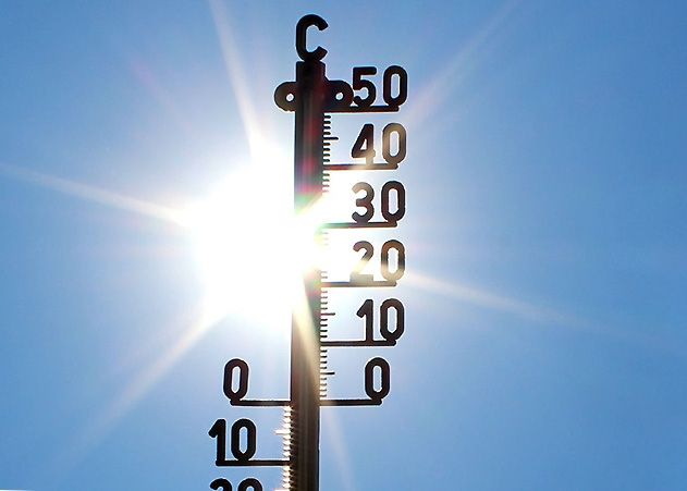 In den nächsten Tagen werden erneut Temperaturen bis 35 Grad erwartet. Die wichtigste Maßnahme: Ausreichend Flüssigkeit und direkte Sonne vermeiden.