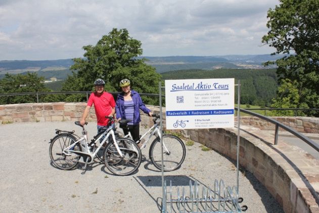 Damit die teils recht steile Auffahrt zur Leuchtenburg mit Leichtigkeit gemeistert werden kann, bietet die Tourist-Information Saaleland in Kahla E-Bikes zum ausleihen an.