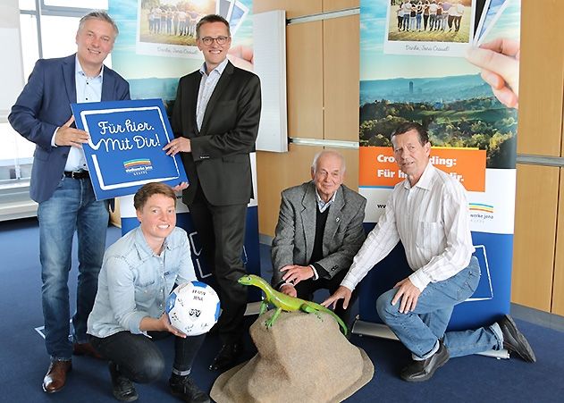 V.l.n.r.: Stefan Dreising, Leiter Unternehmenskommunikation bei den Stadtwerken, Susan Utes vom FF USV Jena, Stadtwerke-Geschäftsführer Thomas Zaremba sowie Hans-Joachim Ratzenberger und Joachim Winter für den Saurierpfad starten gemeinsam die neue Jena Crowd.