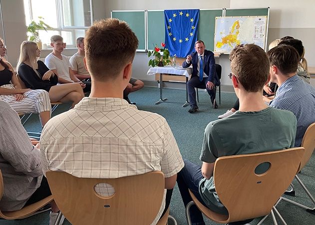 Anlässlich der EU-Schulprojekttage übernahm Thüringens Ministerpräsident Bodo Ramelow den Unterricht in Jenas Stoy-Schule.