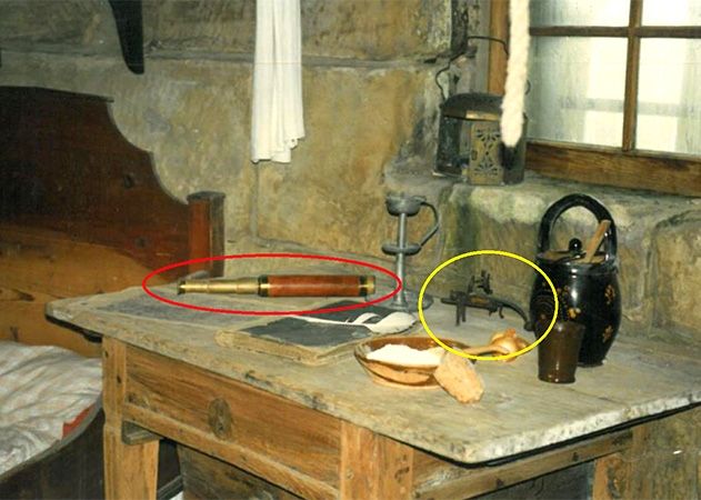 Bei einem Diebstahl auf der Leuchtenburg wurden u.a. ein Fernrohr und Steinschloss-Feuerzeug entwendet.