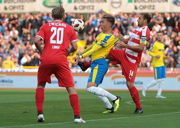 FCC-Neuzugang und Torschütze Phillip Tietz im Zweikampf mit dem Zwickauer Toni Wachsmuth.