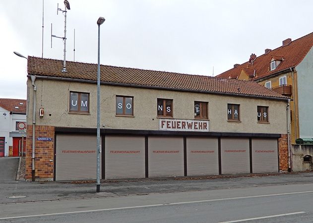Das UmsonstHaus in der Saalbahnhofstraße im alten Feuerwehrgebäude.