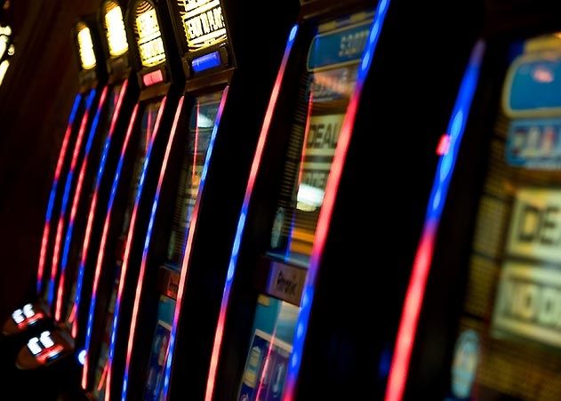 Zwei bisher unbekannte Männer plünderten in einer Spielothek in Jena einen Spielautomaten.