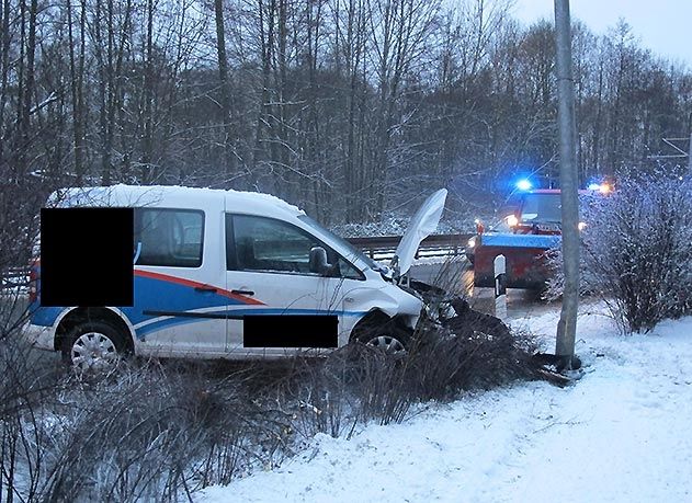 Die Fahrerin dieses Autos wollte dem Geisterfahrer in Jena ausweichen, verlor dabei die Kontrolle und stieß mit dem Laternenmast zusammen.