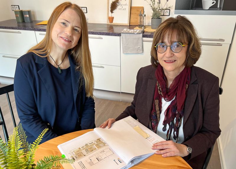 Andrea Glaser (Abteilungsleiterin Immobilienmanagement) und Iris Hippauf (Vorstandsmitglied) stellten am Montag die erste Musterwohnung vor.