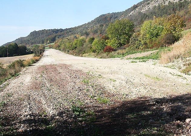 Renaturierung ohne Eingriffe des Menschen: Das erste Gras wächst auf der früheren A 4-Trasse durch das Leutratal.