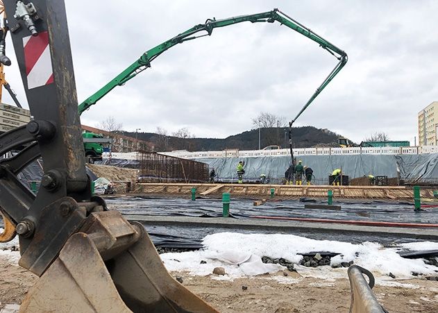 Seit Dienstag wird die Bodenplatte für die neue Schwimmhalle in Jena-Lobeda gegossen. Zum Start dieser nächsten Bauphase kamen 42 Betontransporter.