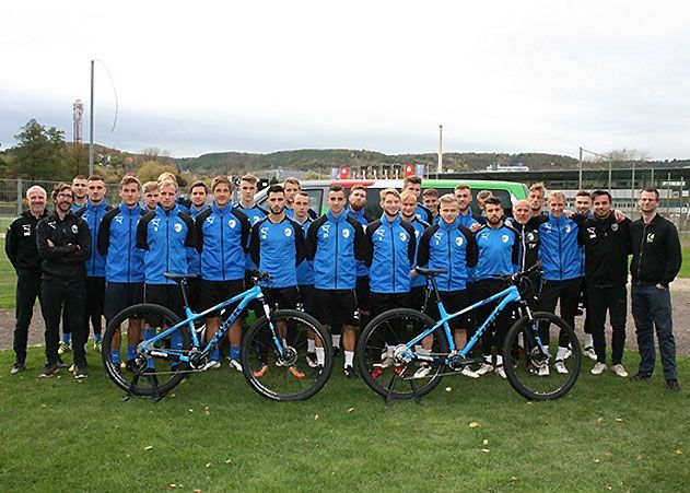 Die hochwertigen Mountainbikes sollen in den Bereichen der Verletzungsprophylaxe, Regeneration und Entlastung sowie der Physiotherapie zum Einsatz kommen.