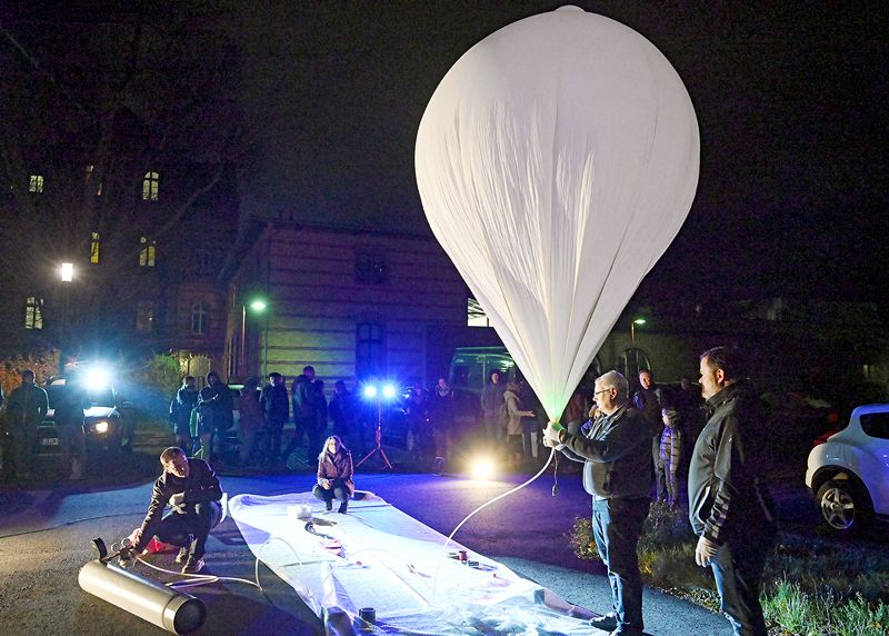 Zur Langen Nacht der Wissenschaften 2019 wurde ein Wetterballon gestartet. Wer bei einem Start dabei sein möchte, hat am 19. März zum „Tag der Physik & Astronomie“ eine gute Gelegenheit.