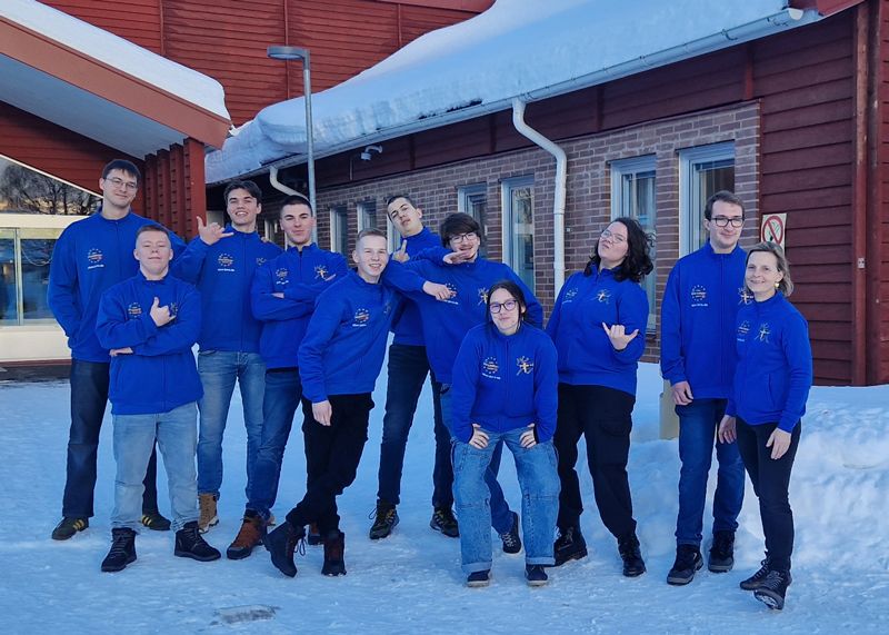 Zehn Schüler aus den Gewerken KFZ, Zerspaner, Industriemechaniker, Mechatroniker und ein Koch befinden sich derzeit auf Bildungsfahrt im nordschwedischen Boden.
