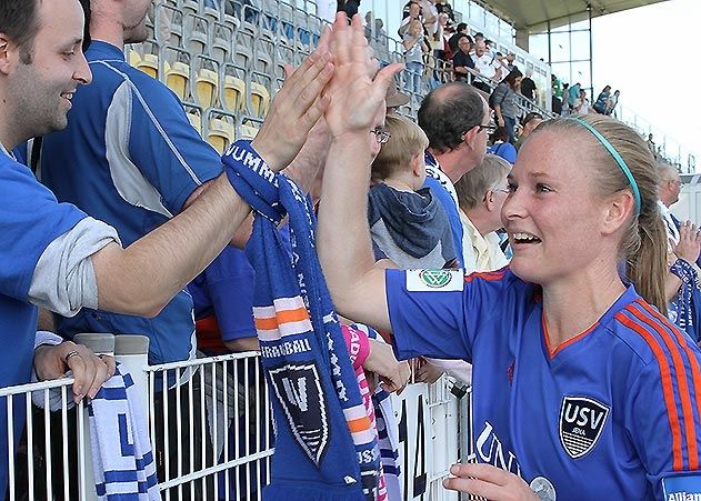 Die Jenaerinnen gingen schon früh in Führung. Claudia van den Heiligenberg schoss in der 1. Minute das 1:0 für die Kraus-Elf.