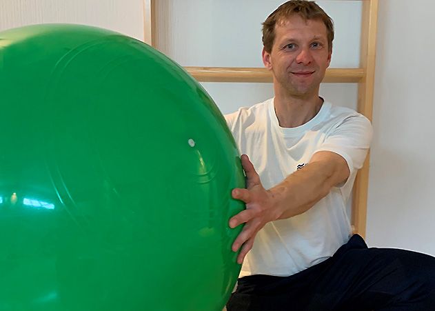 Physiotherapeut Denny Gröschl von der Praxis „GalaxSea VITAL“ hilft Menschen, wieder in Bewegung zu kommen.