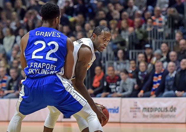 Julius Jenkins war für Jena mit 26 Punkten in der Partie gegen Frankfurt wieder einmal der Topscorer. Hier im Duell mit dem Frankfurter Antonio Graves.