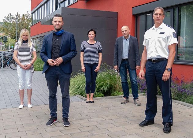 Teilnehmende des Gesprächs: Jacqueline Franke, Teamleiterin ZEVD; Benjamin Koppe, Dezernent für Finanzen, Sicherheit & Bürgerservice; Manuela Jakobeit, Teamleiterin Jugendarbeit; Eberhard Hertzsch, Dezernent für Familie, Bildung & Soziales; Rico Schimmel, Leiter des Inspektionsdienstes der Polizei.