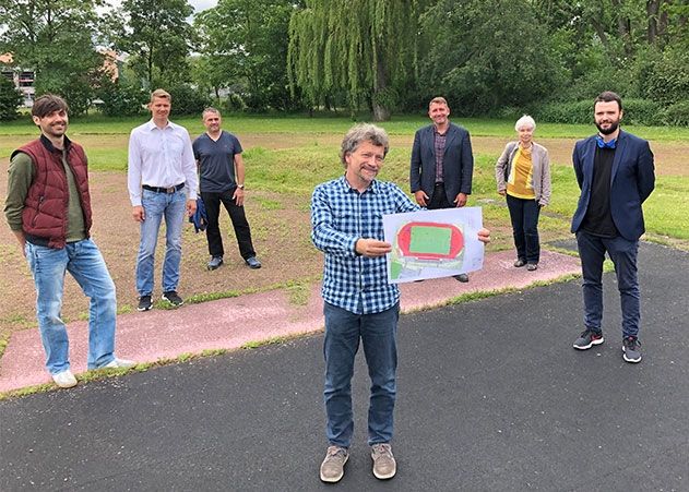 Im Bild v.l.n.r.: Dirk Lange (Projektleiter Stadion), Stefan Diebler (Leiter der Geschäftsstelle des SV Schott), Mario Röppnack (stv. Vorsitzender LC Jena), Thomas Graf (Abteilungsleiter KIJ für Schul- und Sportimmobilien), Stefan Beyer (Stadtrat, Vorstandsmitglied LC Jena), Dr. Gudrun Lukin (MdL, Stadträtin und stv. Vorsitzende Stadtsportbund), Benjamin Koppe (Sportdezernent).