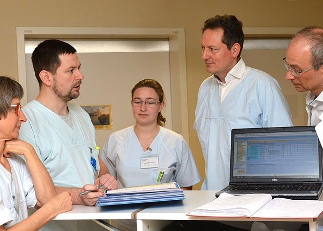 Dr. Eckart von Hirschhausen (2.v.r.) begleitete das Team der Jenaer Palliativstation bei der Visite.