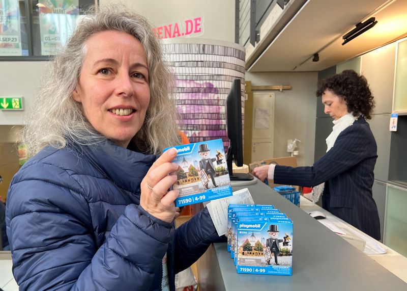 Jana Zschorn stand eine Stunde in der Reihe, um für sich und Ihre Kollegen den Miniatur Zeiß zu ergattern.