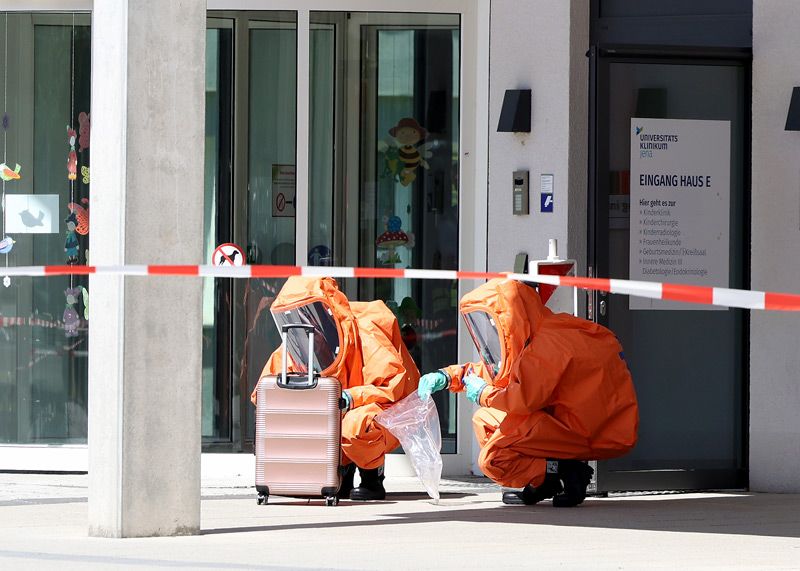 Spezialkräfte der Jenaer Feuerwehr untersuchen den verdächtigen Koffer.