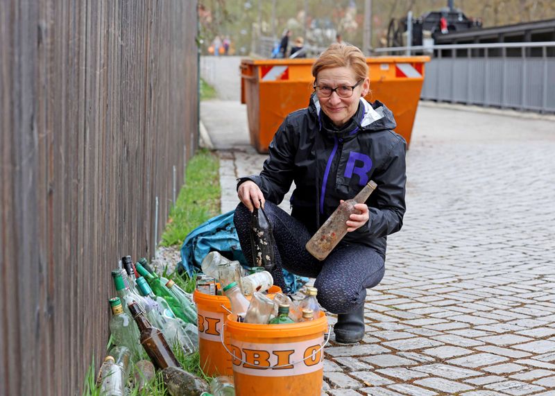 Ringsum der Burgauer Brücke: Manuela Grün beteiligt sich schon seit Jahren am SaalePUTZ.