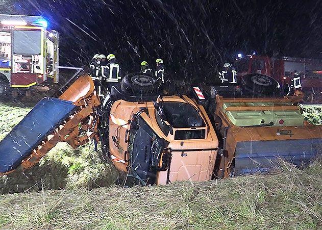 Ein Räumfahrzeug verunglückte am Mittwoch im Reinstädter Grund. Der Fahrer wurde eingeschlossen und musste von der Feuerwehr durch eine Öffnung in der Frontscheibe gerettet werden.