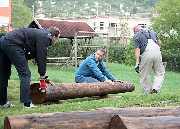 Mit den Tricks der alten Ägypter klappt's: So können zwei Männer einen 300kg-Baumstamm bewegen.