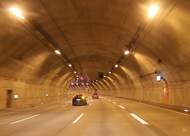 Wie im falschen Film: Fahrschulauto stoppt plötzlich im Jagdbergtunnel für Filmaufnahmen.