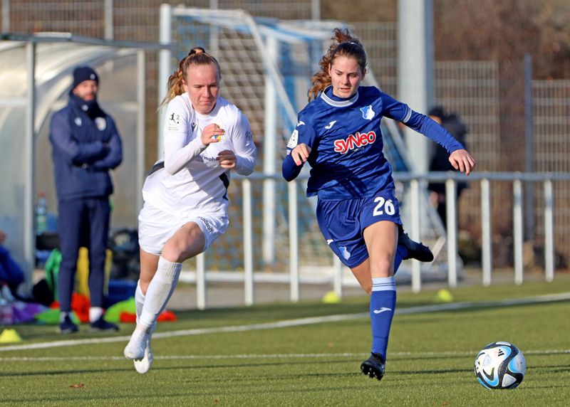 Im Duell die Jenaerin Luca Birkholz mit Charlotte Waibel von der TSG Hoffenheim.